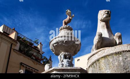 Italien, Sizilien, Taormina, Stadtzentrum, Piazza Duomo, barocker Brunnen, Fontana di Piazza Duomo, zentraler Brunnen, historisches Gebäude links, Steinlöwe rechts, Weitwinkelansicht von schräg unten Stockfoto