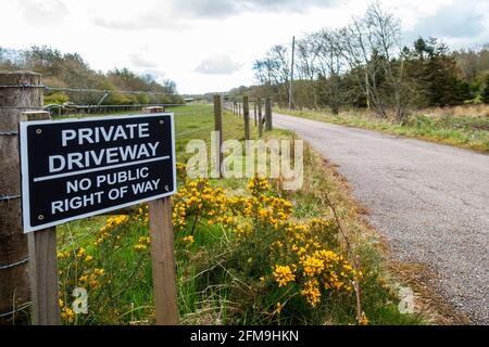 Schild mit der Angabe der privaten Auffahrt kein öffentliches Vorfahrtsrecht Eine ländliche Landstraße in Großbritannien Stockfoto