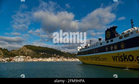 Zakynthos, Zakynthos Stadt, Hafen, Fähre, Levante Fähren, Fähre rechts im Bild, super Weitwinkelaufnahme, lim Hintergrund Zakynthos Stadt mit Festungshügel, tiefblauer Himmel, grau-weiße Wolken Stockfoto