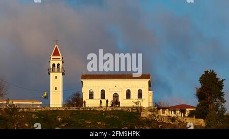 Zakynthos, Zakynthos Stadt, über Zakynthos Stadt, Agia Paraskevi Kirche, Morgenlicht, Glockenturm, rotes Dach, blauer Himmel, Wolken, dicht, Grau-weiß Stockfoto