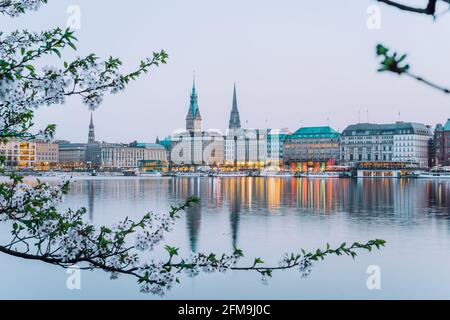 Wunderschöne Aussicht auf Hamburg Rathaus - Rathaus und Alster im Frühling, der Abend. Stockfoto