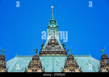 Dekoriertes, smaragdfarbenes Dach und Fassade des berühmten Rathauses Hamburg in der Altstadt von Hamburg. Stockfoto