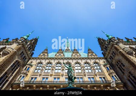 Schöner Blick auf das berühmte Hamburger Rathaus mit Hygienia-Brunnen vom Innenhof in der Nähe des Marktplatzes und des Binnenalster in der Altstadt, Hamburg, Deutschland Stockfoto