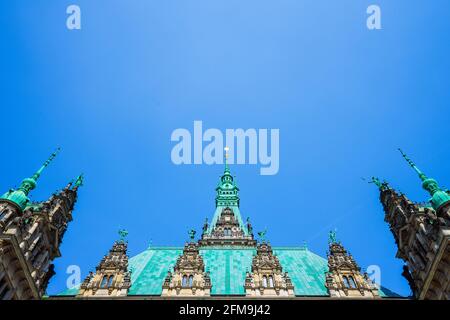 Dachansicht des schönen berühmten Hamburger Rathauses in der Altstadt, Hamburg, Deutschland. Stockfoto