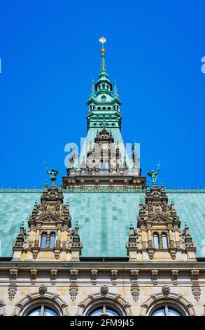 Dekoriertes, smaragdfarbenes Dach und Fassade des berühmten Rathauses Hamburg in der Altstadt von Hamburg. Vertikale Ausrichtung. Stockfoto
