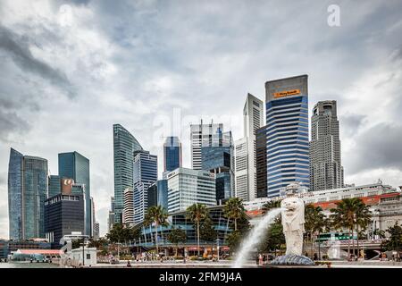 SINGAPUR - FEBRUAR 3 : Blick auf die Stadtgebäude in Singapur am 3. Februar 2012. Nicht identifizierte Personen Stockfoto