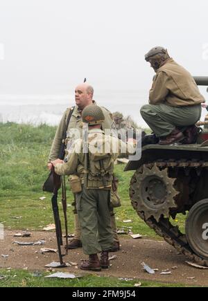 Nachstellung des Zweiten Weltkriegs. Blyth, Northumberland, England. 19.05.2013. WW2-Enthusiasten mit dem amerikanischen Sherman-Panzer bei der Wiederaufstellung des 2. Weltkriegs. Stockfoto