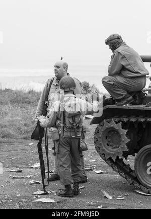 Nachstellung des Zweiten Weltkriegs. Blyth, Northumberland, England. 19.05.2013. WW2-Enthusiasten mit dem amerikanischen Sherman-Panzer bei der Wiederaufstellung des 2. Weltkriegs. Stockfoto