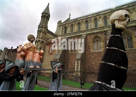 In der St Albans Cathedral wird Alban 2000. Oktober 2000 eine Geschichte von Märtyrern über 2000 Jahre hinweg stattfinden, die mit historischen Ereignissen in Verbindung stehen wird. Es beginnt am 3. Oktober. Die Vorbereitungen laufen, und das Foto zeigt den Todesengel aus der Zeit der Pest und Mönche, die eine Statue von Alban tragen, der der erste christliche Märtyrer war, der im 3. Jahrhundert an dieser Stelle gemartert wurde Stockfoto