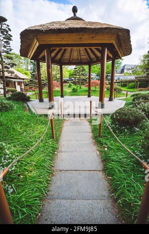 Schöner Blick auf den japanischen Garten in Planten un Blomen, ist ein Stadtpark in Hamburg. Stockfoto