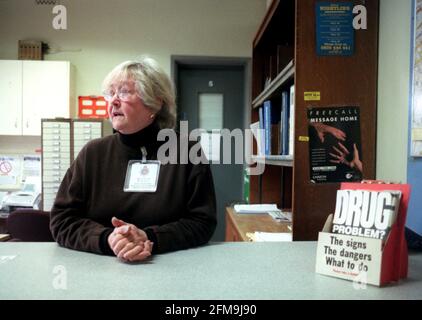 LOKALE FREIWILLIGE HALTEN DIE POLIZEI STATON JAN 2001 IN EAST MOLESEY VON MANNING AM SCHREIBTISCH OFFEN. DAS BILD ZEIGT DIE ORTSANSÄSSIGE HASEL BANTING HINTER DEM SCHREIBTISCH DER POLIZEISTATION. Stockfoto