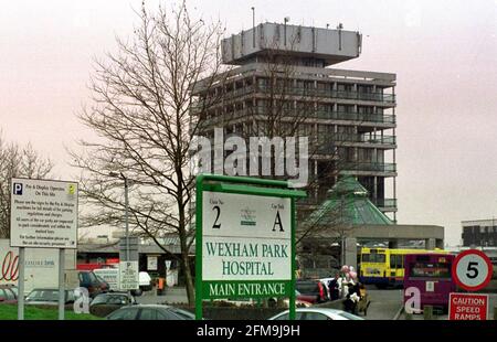 UNTERSUCHUNG VON TODESFÄLLEN BEI KINDERN IM WEXHAM PARK HOSPITAL, SLOUGH. BILD DES HAUPTEINGANGS DES KRANKENHAUSES Stockfoto