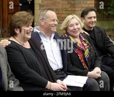 Jeffrey Archer April 2001 mit (links), Jenni Murray von Radio 4; Fay Weldon und Raymond Blanc bei der Oxford Union, wo sie an einer Diskussion über den Zustand der englischen Sprache im Rahmen des Oxford literary Festival teilnahmen Stockfoto