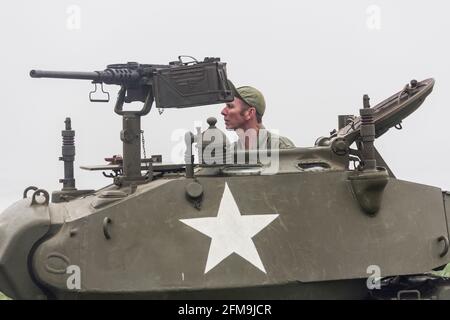 Nachstellung des Zweiten Weltkriegs. Blyth, Northumberland, England. 19.05.2013. WW2-Enthusiasten mit dem amerikanischen Sherman-Panzer bei der Wiederaufstellung des 2. Weltkriegs. Stockfoto