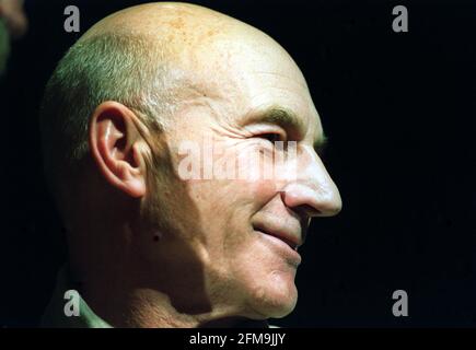 PATRICK STEWART, AM CRITERION THEATER IN LONDON, WO ANGEKÜNDIGT WURDE, DASS ER IN JOHNSON OVER JORDAN AUFTRETEN WIRD, DEM ERSTEN STÜCK DER JB PRIESTLEY-SAISON IM WEST YORKSHIRE PLAYHOUSE. Stockfoto