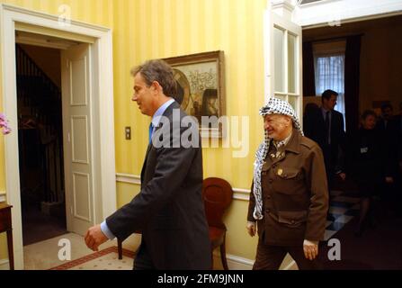 Der britische Premierminister Tony Blair mit dem palästinensischen Führer Yasser Arafat (rechts), in der Downing Street Nr. 10, Montag, 15. Oktober 2001. Herr Arafat hatte ein Treffen mit dem Premierminister und dem Außenminister Jack Straw und sollte die Auswirkungen der von den Vereinigten Staaten geführten Luftangriffe auf die weitere Region erörtern sowie darüber diskutieren, wie der Friedensprozess im Nahen Osten vorangetrieben werden kann. Arafat, der auf Einladung von Blair nach London reiste, sollte ebenfalls Gespräche mit dem Erzbischof von Canterbury, Dr. George Carey, und dem Führer der Liberaldemokraten, Charles Kennedy, führen, bevor er nach Dublin flog Stockfoto