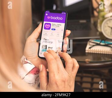 Kharkov, Ukraine - 27. April 2021: Frau nutzt Handy mit Badoo Date App auf dem Bildschirm Stockfoto