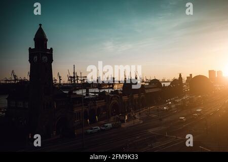 Silhouette des berühmten Hamburger Landungsbrücken mit Handelshafen und Elbe im späten Abendlicht, Stadtteil St. Pauli, Hamburg, Deutschland. Stockfoto