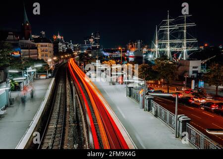 Stadtbild Hamburger Hafen und U-Bahn-Station bei Landungsbrücken bei Nacht. Stockfoto