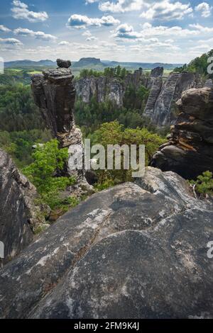 Unerkannte Silhouette Kletterer auf Berggipfel genießen berühmte Bastei Felsformation des Nationalparks Sächsische Schweiz, Deutschland. Frühlingszeit aktiv Reise Abenteuer. Stockfoto