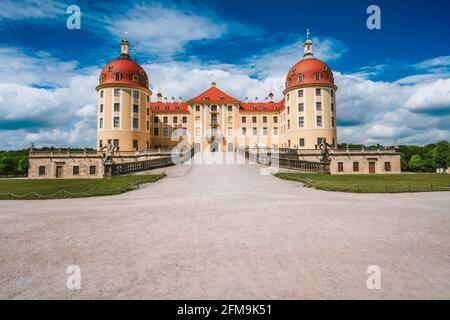 Schloss Moritzburg befindet sich in Deutschland, Sachsen Region, in der Nähe von Dresden. Schöner Frühlingstag mit blauem Himmel und weißen Wolken. Umgeben von einem schönen Park. Stockfoto