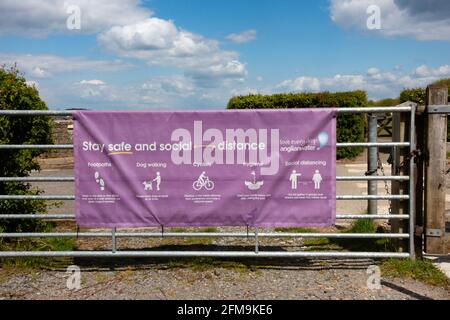 Corona Covid 19 Bleiben Sie in Rutland Water, Oakham, Rutland, England, auf der sicheren Beschilderung und in sozialer Distanz. Anglian Wasserreservoir, erbaut 1970. Stockfoto