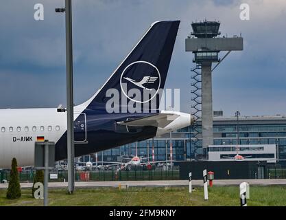 Berlin, Deutschland. Mai 2021. 06. Mai 2021, Brandenburg, Schönefeld: Ein Lufthansa-Passagierflugzeug steht auf dem Gelände des Flughafens Berlin-Brandenburg (BER) von der Startbahn. Foto: Patrick Pleul/dpa-Zentralbild/ZB Quelle: dpa picture Alliance/Alamy Live News Stockfoto