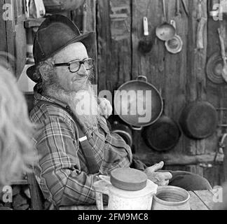 Buckskin Bill, richtiger Name Sylvan Ambrose Hart, war besser bekannt als „The Last of the Mountain Men“. Er lebte jahrzehntelang an der Hauptgabel des Salmon River, dem Rivere of No Return, in Idaho, in einem abgelegenen, abgelegenen Haus. Ca. 1974. Stockfoto