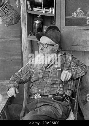 Buckskin Bill, richtiger Name Sylvan Ambrose Hart, war besser bekannt als „The Last of the Mountain Men“. Er lebte jahrzehntelang an der Hauptgabel des Salmon River, dem Rivere of No Return, in Idaho, in einem abgelegenen, abgelegenen Haus. Ca. 1974. Stockfoto