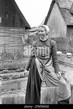 In Plimoth Plantation, Massachuttes, einem lebenden historischen Museum in der Nähe von Plymouth Rock, werden Menschen als Pilgrim Puritaner gekleidet. Ca. 1983. Stockfoto