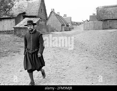 In Plimoth Plantation, Massachuttes, einem lebenden historischen Museum in der Nähe von Plymouth Rock, werden Menschen als Pilgrim Puritaner gekleidet. Ca. 1983. Stockfoto