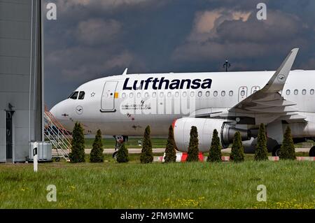 Berlin, Deutschland. Mai 2021. 06. Mai 2021, Brandenburg, Schönefeld: Ein Lufthansa-Passagierflugzeug steht auf dem Gelände des Flughafens Berlin-Brandenburg (BER) von der Startbahn. Foto: Patrick Pleul/dpa-Zentralbild/ZB Quelle: dpa picture Alliance/Alamy Live News Stockfoto