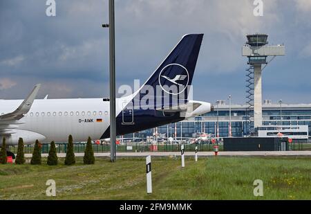 Berlin, Deutschland. Mai 2021. 06. Mai 2021, Brandenburg, Schönefeld: Ein Lufthansa-Passagierflugzeug steht auf dem Gelände des Flughafens Berlin-Brandenburg (BER) von der Startbahn. Foto: Patrick Pleul/dpa-Zentralbild/ZB Quelle: dpa picture Alliance/Alamy Live News Stockfoto