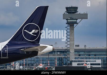 Berlin, Deutschland. Mai 2021. 06. Mai 2021, Brandenburg, Schönefeld: Ein Lufthansa-Passagierflugzeug steht auf dem Gelände des Flughafens Berlin-Brandenburg (BER) von der Startbahn. Foto: Patrick Pleul/dpa-Zentralbild/ZB Quelle: dpa picture Alliance/Alamy Live News Stockfoto