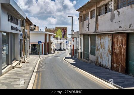 PAPHOS, ZYPERN - 21. Aug 2019: Blick auf eine emtey Straße mit Graffiti Hände und Briefe Stockfoto