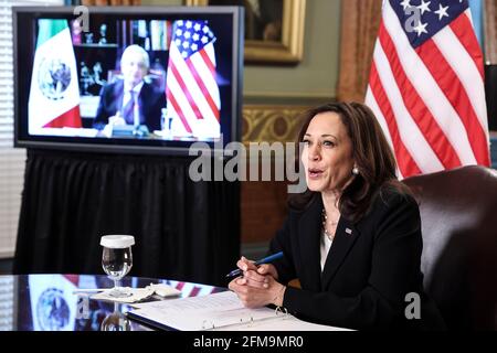 Washington DC, USA. Mai 2021. Vizepräsidentin Kamala Harris spricht während eines virtuellen bilateralen Treffens mit dem mexikanischen Präsidenten Andrés Manuel López Obrador am 7. Mai 2021 im Feierlichen Büro des Vizepräsidenten im Gebäude des Eisenhower Exekutivbüros auf dem Campus des Weißen Hauses in Washington, DC. Quelle: MediaPunch Inc/Alamy Live News Stockfoto