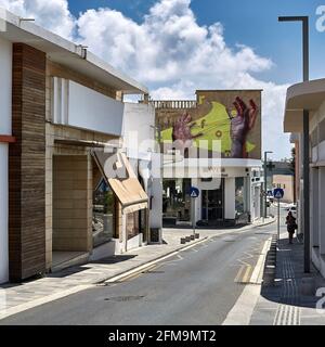 PAPHOS, ZYPERN - 21. Aug 2019: Blick auf eine emtey Straße mit Graffiti Hände und Briefe Stockfoto