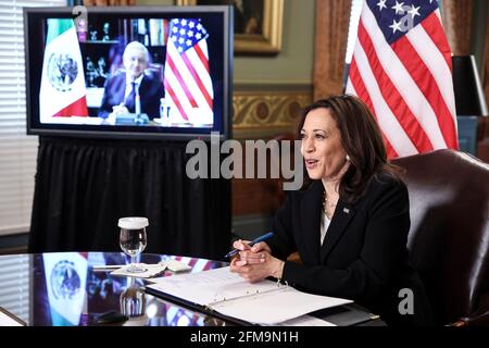 Washington DC, USA. Mai 2021. Die Vizepräsidentin der Vereinigten Staaten, Kamala Harris, spricht während eines virtuellen bilateralen Treffens mit dem mexikanischen Präsidenten Andrés Manuel López Obrador am 7. Mai 2021 im Feierlichen Büro des Vizepräsidenten im Gebäude des Eisenhower Executive Office auf dem Campus des Weißen Hauses in Washington, DC. Quelle: MediaPunch Inc/Alamy Live News Stockfoto
