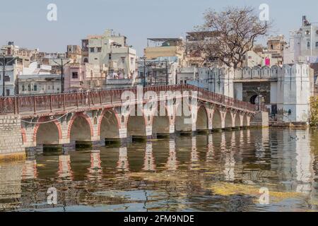 Daiji-Brücke über den Pichola-See in Udaipur, Bundesstaat Rajasthan, Indien Stockfoto