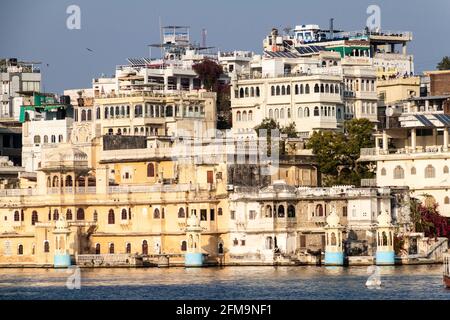 Historische Gebäude am Lal Ghat in Udaipur, Rajasthan Staat, Indien Stockfoto