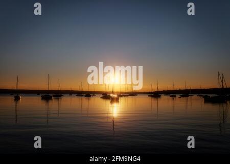 Segelboote auf dem Ammersee bei Sonnenuntergang Stockfoto