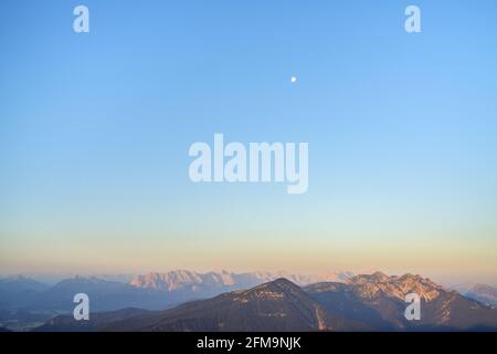 Blick vom Herzogstand (1731 m) in den bayerischen Voralpen auf das Estergebirge und das Wettersteingebirge, Kochel am See, Oberbayern, Bayern, Süddeutschland, Deutschland, Europa Stockfoto