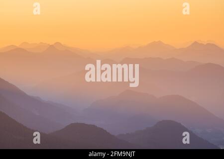 Blick vom Herzogstand (1731 m) in den bayerischen Voralpen Richtung Jachenau, Kochel am See, Oberbayern, Bayern, Süddeutschland, Deutschland, Europa Stockfoto