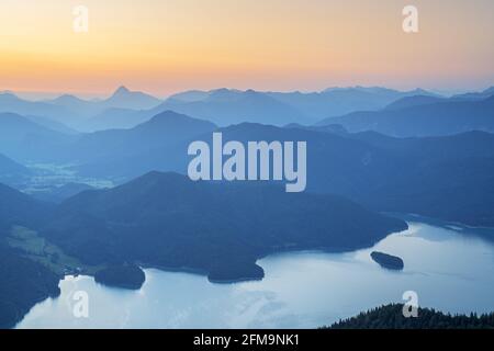 Blick vom Herzogstand (1731 m) in den bayerischen Voralpen über den Walchensee zu den Alpen im Süden, Oberbayern, Bayern, Süddeutschland, Deutschland, Europa Stockfoto