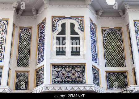 Kunstvoll verzierte Fenster eines alten Hauses in Udaipur, Rajasthan Staat, Indien Stockfoto