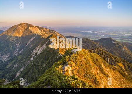 Blick vom Herzogstand (1731 m) in den bayerischen Voralpen über den Höhenweg nach Heimgarten, Kochel am See, Oberbayern, Bayern, Süddeutschland, Deutschland, Europa Stockfoto