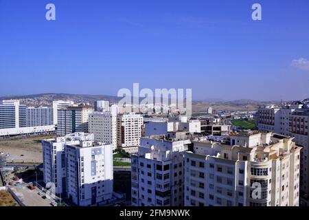 Weiße Häuser am Berghang in der königlichen Stadt Tanger in der Nähe von Tetouan, Marokko Stockfoto