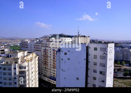 Weiße Häuser am Berghang in der königlichen Stadt Tanger in der Nähe von Tetouan, Marokko Stockfoto