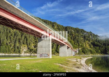 Brücke über den Sylvenstein Stausee, bei Lenggries, Isarwinkel, Oberbayern, Bayern, Deutschland Stockfoto