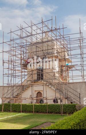 CHITTORGARH, INDIEN - 15. FEBRUAR 2017: Turm am Padmini Palast am Chittor Fort in Chittorgarh wird renoviert, Rajasthan Staat, Indien Stockfoto